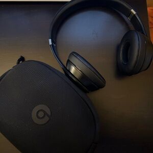 Beats Solo 4 Wireless Headphones - Black